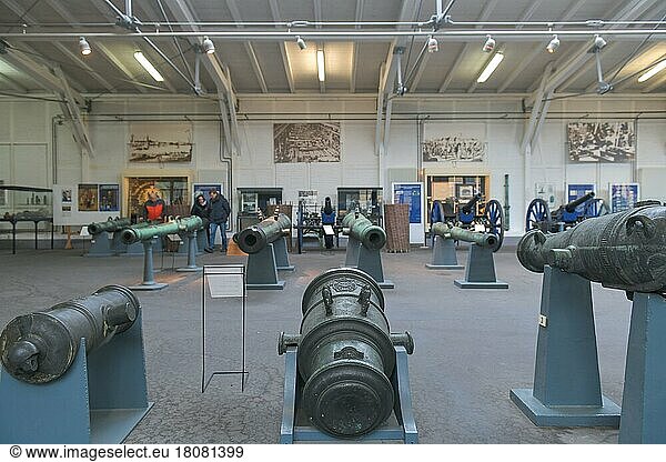 Ausstellung von Waffen in der Exerzierhalle  Zitadelle  Spandau  Berlin  Deutschland  Europa