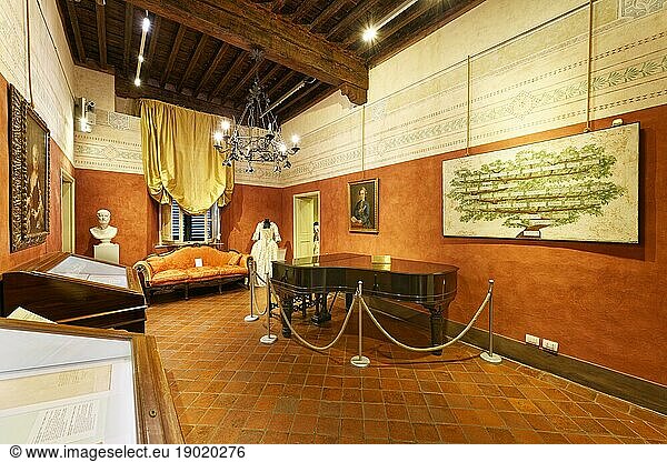 Ausstellungsraum mit Original Flügel des Komponisten Giacomo Puccini  Steinway & Sons  Geburtshaus  Casa Natale di Giacomo Puccini  Lucca  Toskana  Italien  Europa