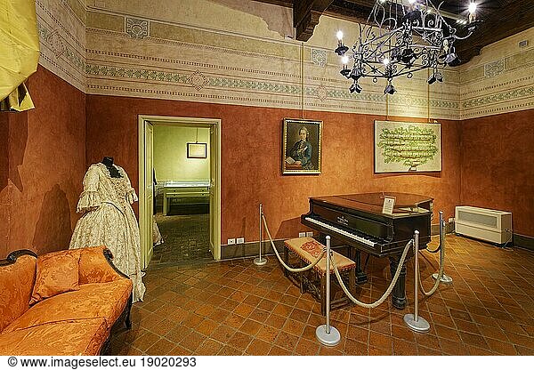 Ausstellungsraum mit Original Flügel des Komponisten Giacomo Puccini  Steinway & Sons  Geburtshaus  Casa Natale di Giacomo Puccini  Lucca  Toskana  Italien  Europa