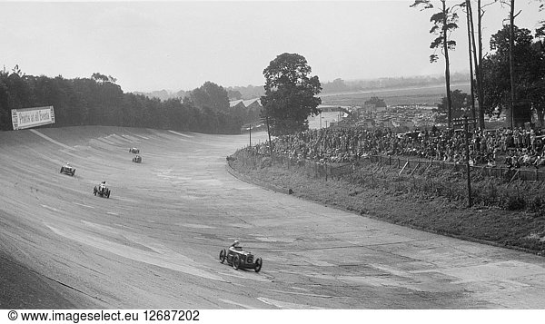 Austin 7 von Charles Goodacre und MG C des Grafen von March  BRDC 500-Meilen-Rennen  Brooklands  1931. Künstler: Bill Brunell.