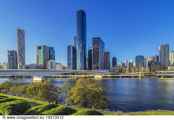 Australia  Queensland  Brisbane  Skyline of riverside city with bridge in foreground