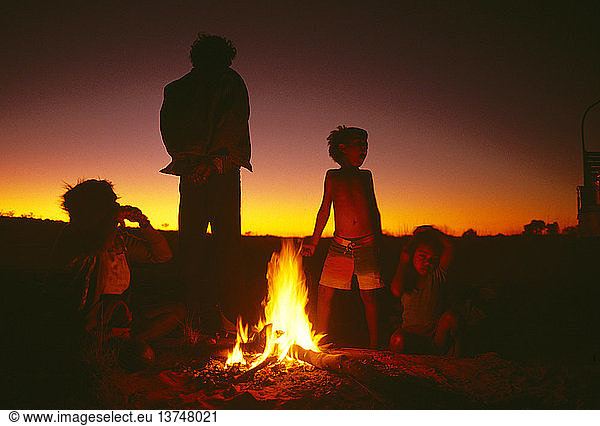 Australian Aboriginal family around campfire beelden - 2 stockfoto's en ...