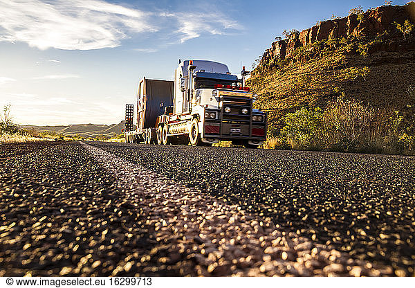 Australien  Australischer Lkw auf der Straße