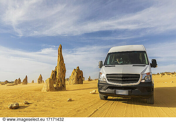 Australien  Ozeanien  Westaustralien  Cervantes  Namburg National Park  Auto auf Pinnacles Desert