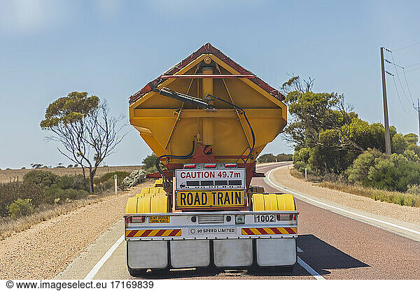 Australien  Südaustralien  Nullarbor-Ebene  Warnschild hinter LKW auf Eyre Highway