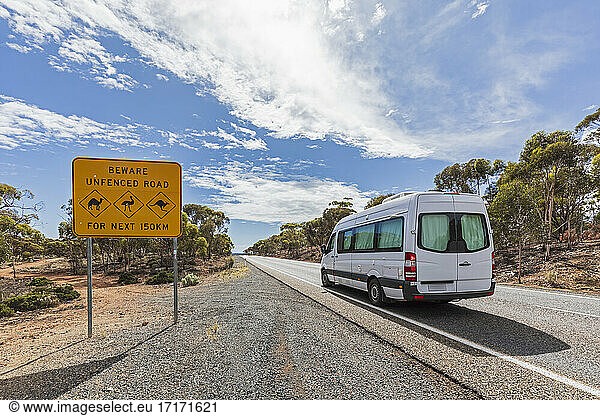 Australien  South Australia  Nullarbor Plain  Warnschild am Eyre Highway