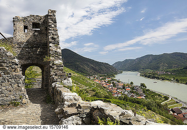 Austria  Lower Austria  Wachau  Spitz an der Donau  View of ruins of castle and Danube river