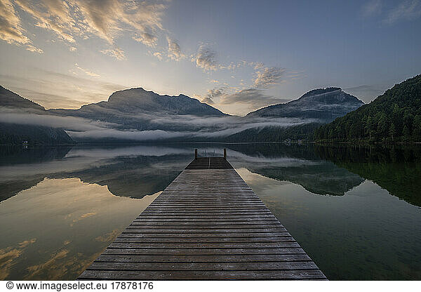 Austria  Styria  Altaussee  Jetty on shore of lake Altaussee at foggy dawn
