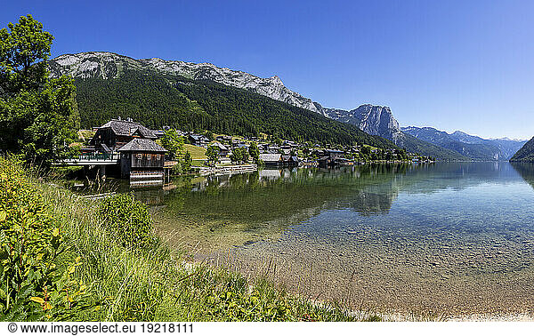 Austria  Styria  Grundlsee  Town on shore of Grundlsee lake in summer