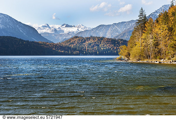 Austria  Styria  View of Lake Altaussee with Mount Dachstein