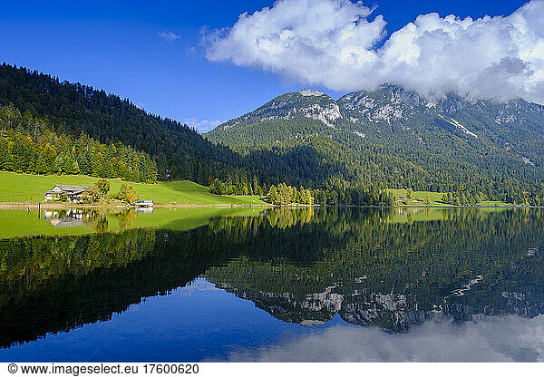 Austria  Tirol  Scenic view of Kaiser Mountains reflecting in Hintersteiner See lake