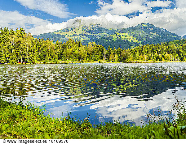 Austria  Tyrol  Lake Schwarzsee with Kitzbuheler Horn mountain in background