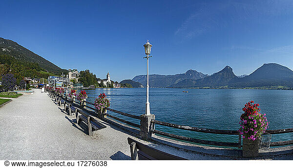 Austria  Upper Austria  Saint Wolfgang im Salzkammergut  Empty benches along lakeshore promenade in summer