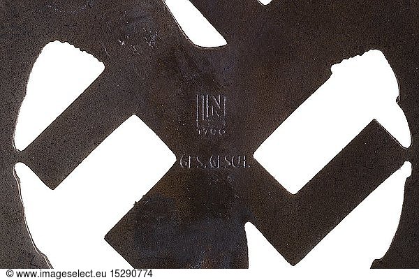 AUSZEICHNUNGEN DRITTES REICH  Deutsches Motorsportabzeichen in Bronze Tombak bronziert  konvexe Form. RÃ¼ckseitig gestempelt 'LN 1790' (Lauer  NÃ¼rnberg) und 'Ges.Gesch.'  polierte  vertikal angebrachte Nadel. USA-Los
