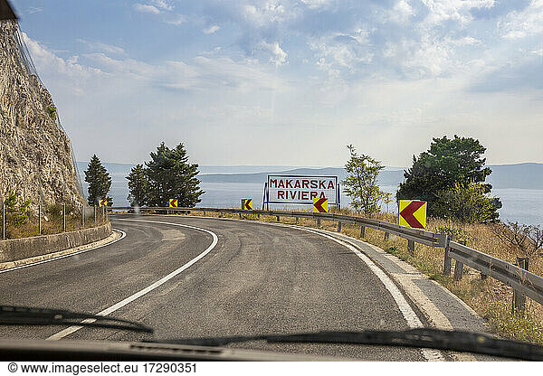 Auto auf der Küstenautobahn in Richtung Makarska Riviera