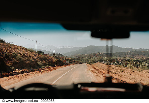 Auto auf der Straße durch das Atlasgebirge  Marokko