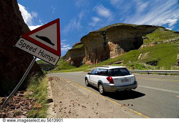 Auto auf der Straße Warnschild Bodenschwellen Mushroom Rock Golden Gate National Park Freistaat Südafrika Afrika
