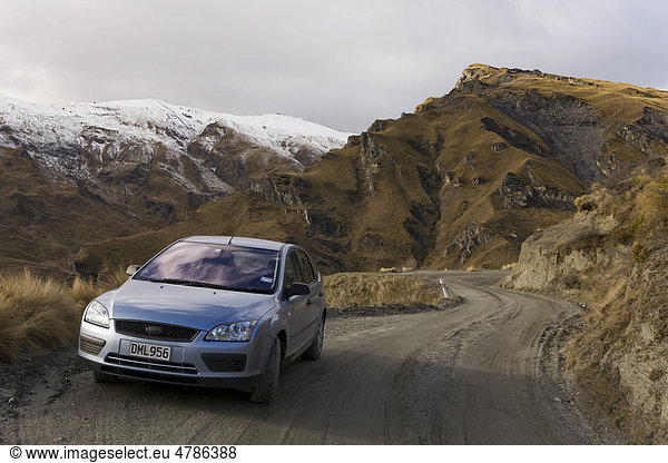 Auto auf einer Schotterpiste im Skippers Canyon Queenstown Südinsel Neuseeland