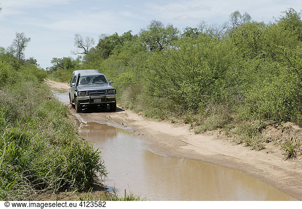 Auto auf schlammiger Landstraße  Paraguay  Südamerika