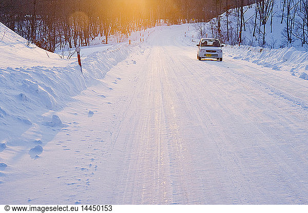 Auto auf schneebedeckter Straße