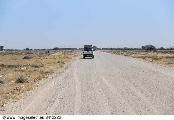 Auto auf Staubstraße  Etosha-Nationalpark  Namibia