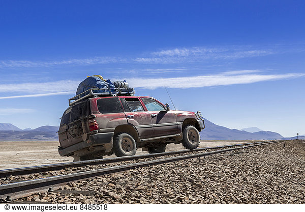 Auto ¸berquert Eisenbahnschienen  Altiplano-Hochland  Anden  Bolivien