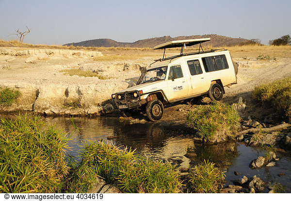 Auto durchquert Flusslauf  Serengeti National Park  Tansania  Afrika