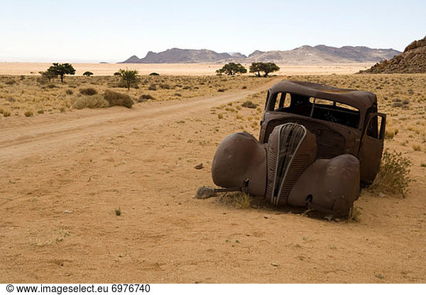 Auto  Fernverkehrsstraße  schmutzig  verlassen  Namibia  Seitenansicht  alt