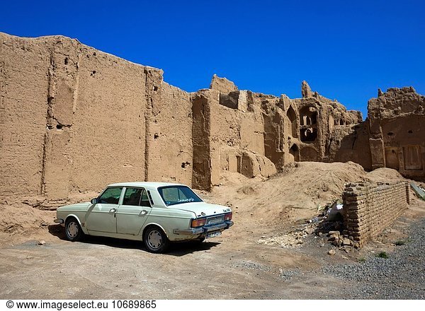 Auto Gebäude frontal parken Lehmziegel Iran alt Provinz Esfahan