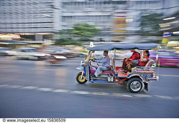 Auto-Rikscha in den Straßen von Bangkok