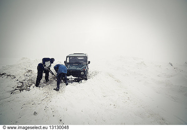 Auto steckt im Schneefeld fest