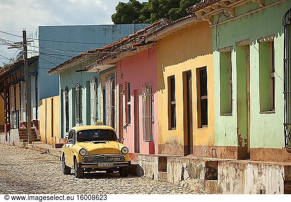 Auto vor den bunten Kolonialgebäuden im historischen Zentrum  Trinidad  Provinz Sancti Spiritus  Kuba  Westindien  Mittelamerika