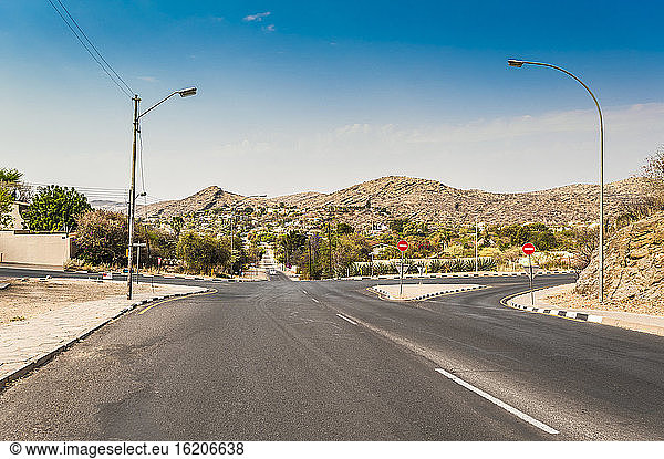 Autobahn im Stadtzentrum von Windhoek  Namibia  Namibia