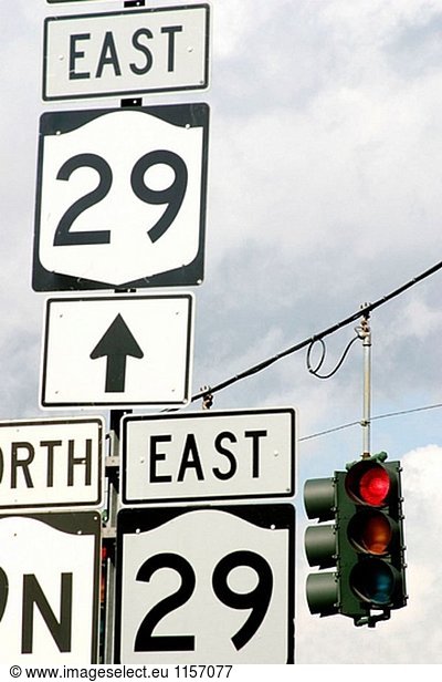 Autobahn Richtung Zeichen und Straenverkehr Licht in New York  USA