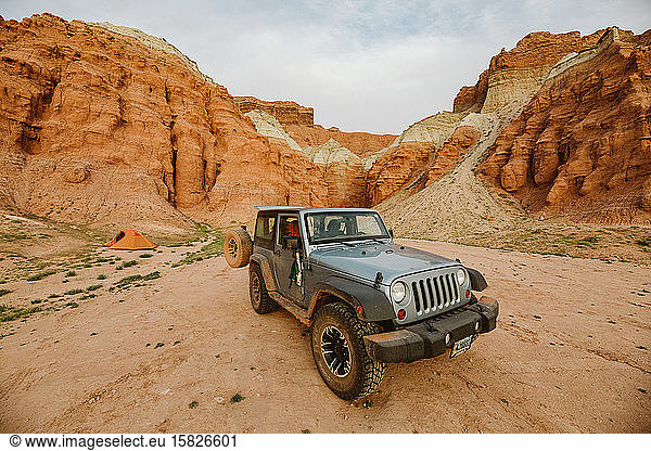 autocamping in einer offenen camping-zone im goblin valley state park utah