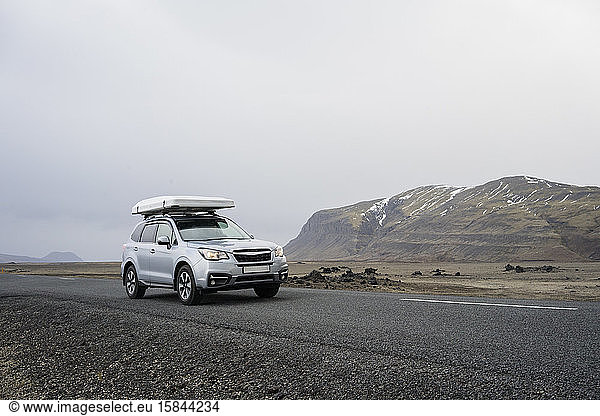 Autofahren auf der Straße in Island