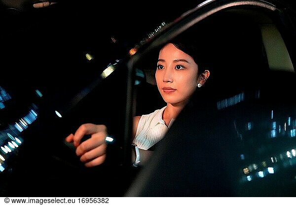 Autofahren bei Nacht junge Frau