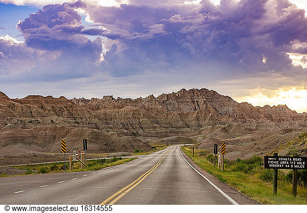 Autofahren und Sightseeing im Badlands-Nationalpark  South Dakota  Vereinigte Staaten von Amerika  Nordamerika