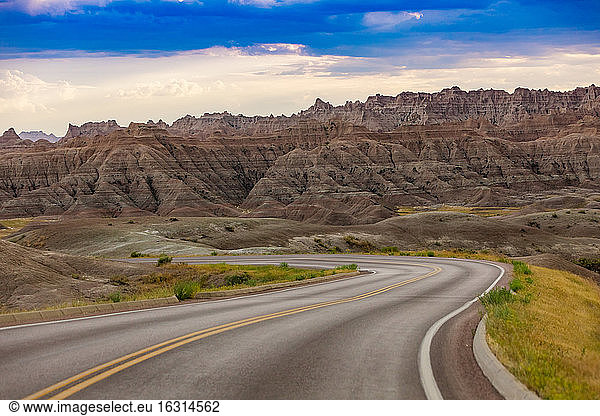 Autofahren und Sightseeing im Badlands-Nationalpark  South Dakota  Vereinigte Staaten von Amerika  Nordamerika
