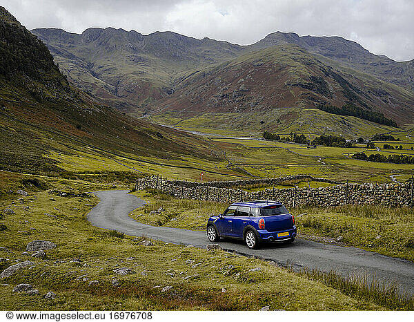 Autofahrt über einen Bergpass im Lake District National Park
