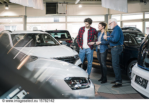 Autohändler zeigt Autos zur Paarung im Ausstellungsraum