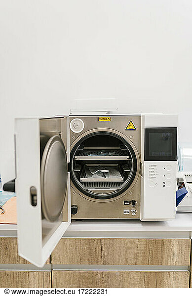 Autoklavmaschine mit medizinischem Material in einer Klinik