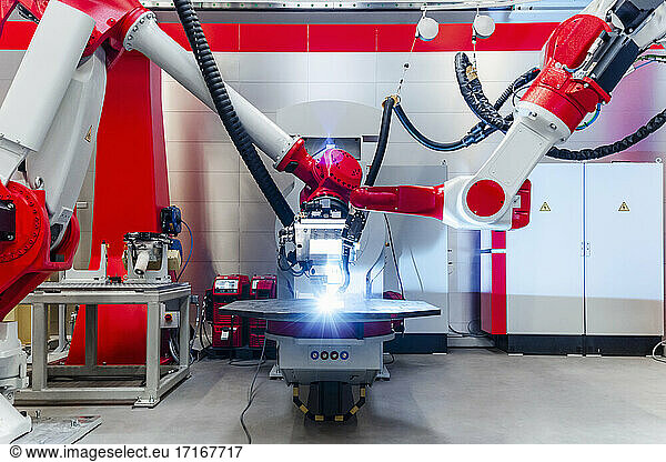 Automatische Roboter schweißen Metall in einer Fabrik