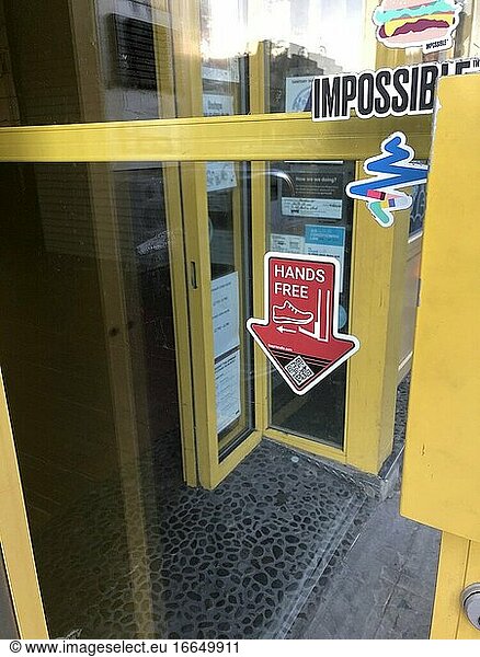 Automatische Tür mit Freisprecheinrichtung im Restaurant  Queens  New York.