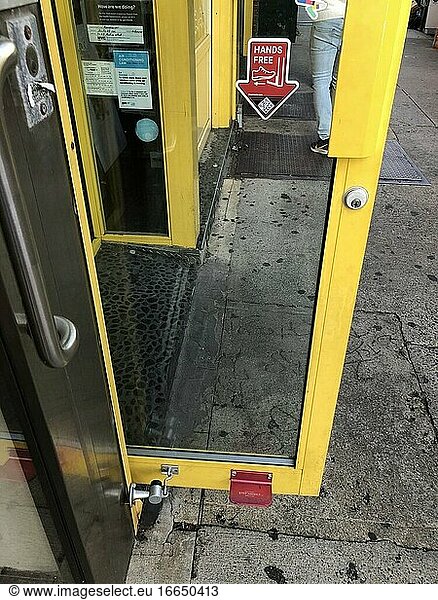 Automatische Tür mit Freisprecheinrichtung im Restaurant  Queens  New York.