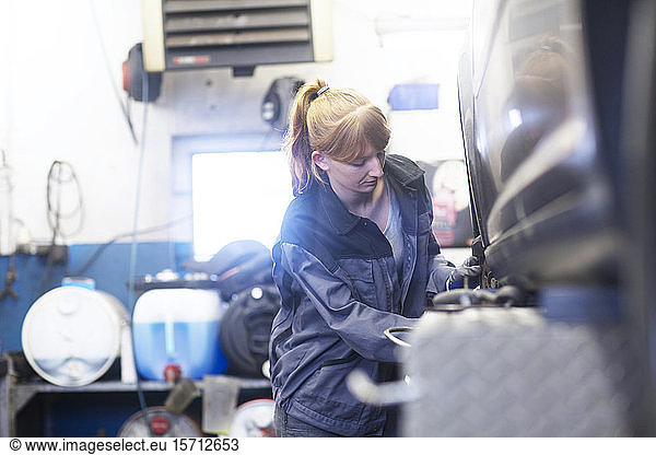 Automechanikerin in einer Reparaturwerkstatt