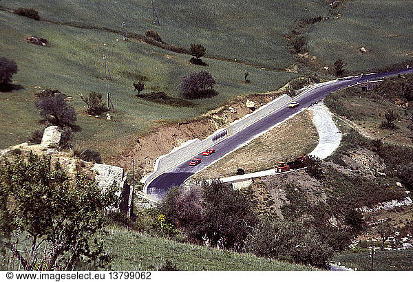 Autorennen durch die Berge bei der Targa Florio  Sizilien 1968.