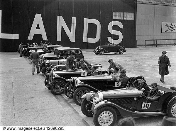 Autos an der Startlinie bei der MCC-Mitgliederversammlung  Brooklands  10. September 1938. Künstler: Bill Brunell.
