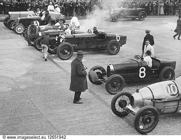 Autos an der Startlinie bei einem BARC-Treffen  Brooklands  1930. Künstler: Bill Brunell.