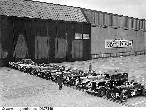 Autos an der Startlinie beim JCC Members Day  Brooklands  8. Juli 1939. Künstler: Bill Brunell.
